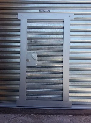Cortina Metálica con Puerta Peatonal
